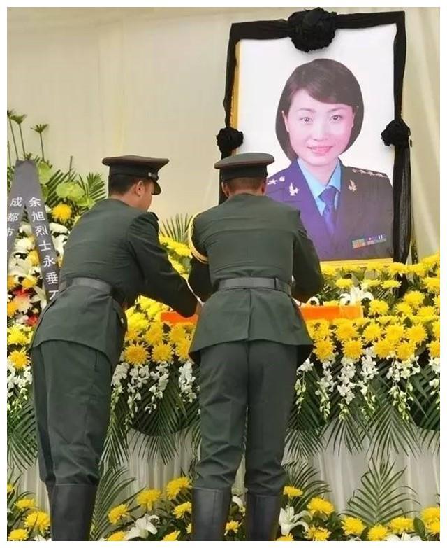 被称为"金孔雀"余旭,中国首位歼10女飞行员,因跳伞