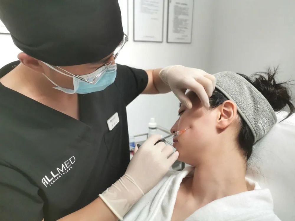 紧接着做完另外半边脸,润润妈脸上总共注射了7针,包括下巴,鼻基底
