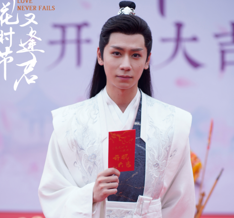景研竣是一位新人演员,出演的影视作品很少,不过照片上的古装扮相却是
