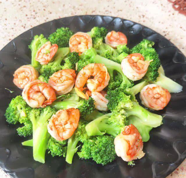 虾仁炒西兰花,西兰花脆爽,虾仁鲜嫩,简单快手
