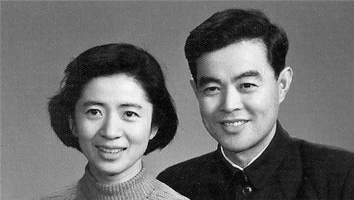 一来二去,两人就产生了感情,不久后举行了一场简陋的婚礼,那年李承仙