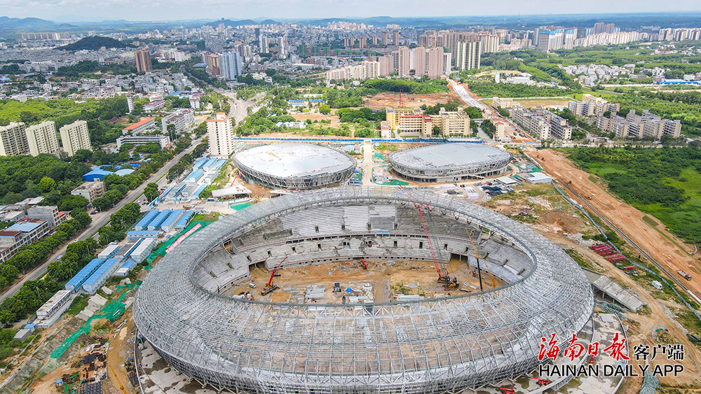 6月10日,在由中建一局承建的儋州市体育中心"一场两馆"项目建设现场