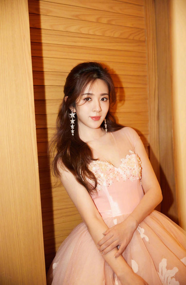 王晓晨也发福了?一袭玫红色缎面礼服优雅妩媚,小肚腩