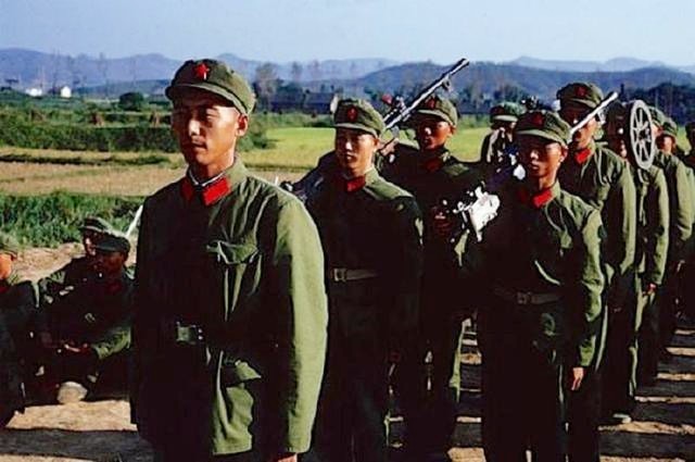 1964年贺龙提议取消军衔制,创造经典"三点红,风靡世界各个角落