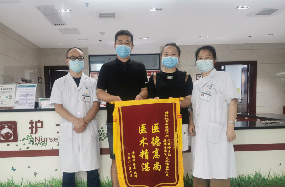 两岁患儿川崎病治愈出院 家属送锦旗点赞儿科好医生