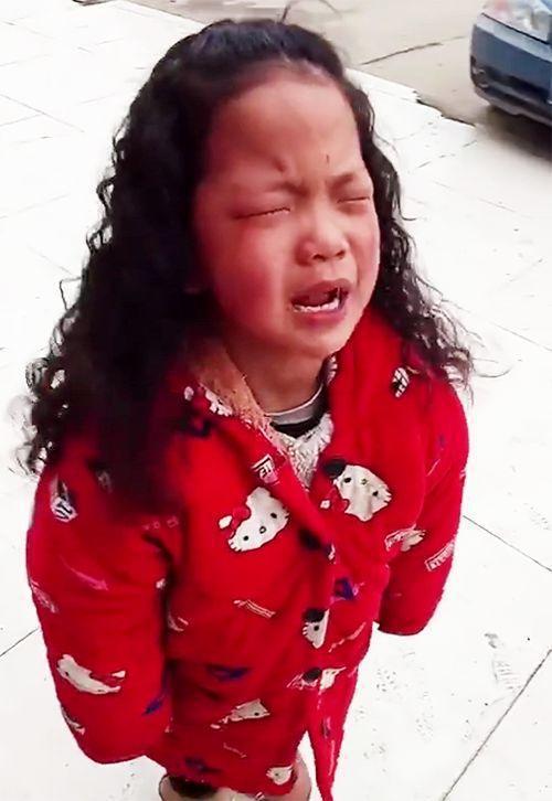 小姑娘被妈妈带去烫头,烫完之后小姑娘简直"崩溃",哇