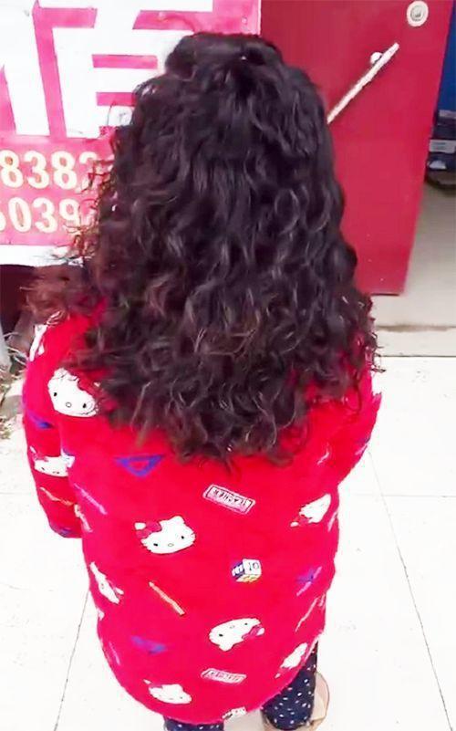 小姑娘被妈妈带去烫头,烫完之后小姑娘简直