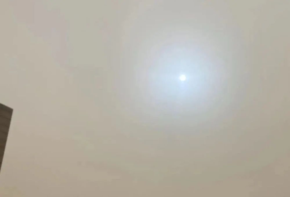 北京经历沙尘暴时空中便出现了"蓝太阳,让不少人有机会目睹这一火星