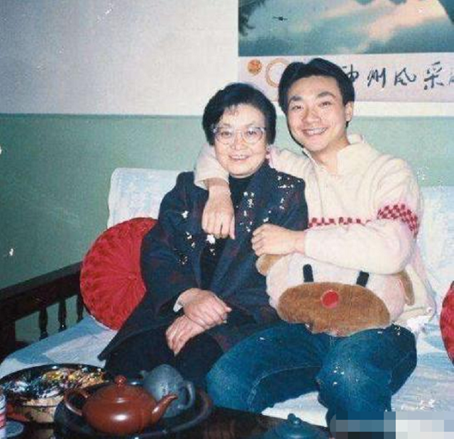 60岁央视一哥张宏民为何不婚?今因无儿无女被嘲,康辉受他影响?