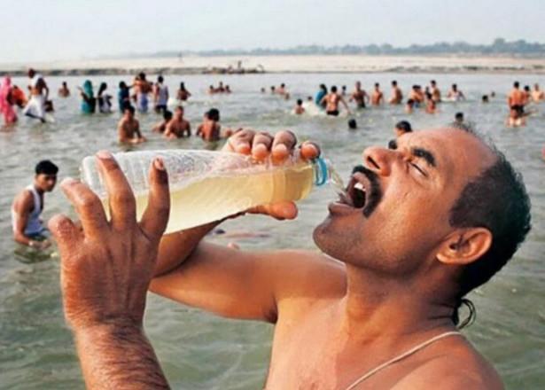 印度恒河水有多脏?骨灰粪便随处可见,印度人坚信喝了强身健体