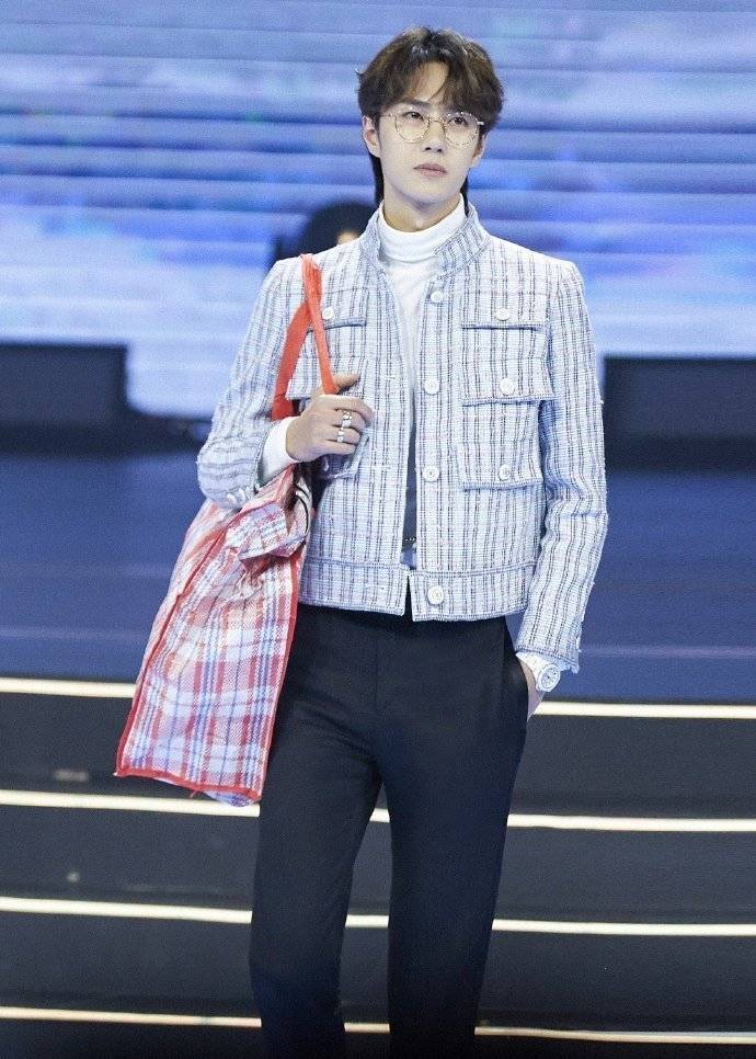 被称为人间香奈儿的王一博时尚且帅气穿搭很独特