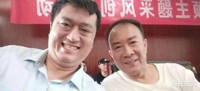 戴志诚和杨蕾离婚后,有一次在后台遇到了,戴志诚一脸笑意地迎了上去