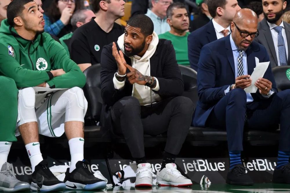kylie irving,kyrieirving 其中不乏nba中的dunk鞋款爱好者kyrie irving,他在第一时间也上脚了f&