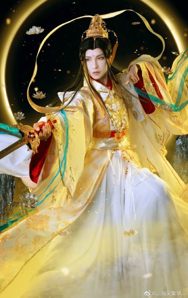 《天官赐福》中太子悦神的谢怜cosplay,绝美如画,精致华丽,每