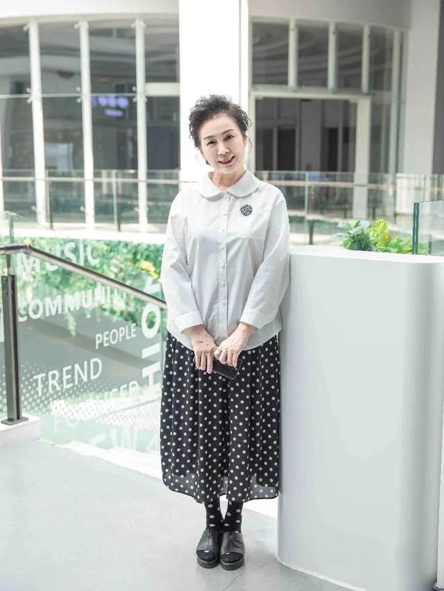60岁女人别总穿"奶奶装",这位奶奶用穿搭诠释美丽,时髦又优雅