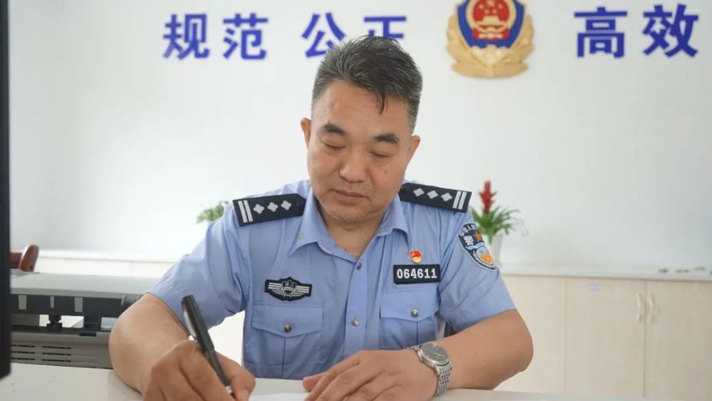 "近日,在开化县公安局交警大队直属中队,民警俞国军正在耐心引导一位