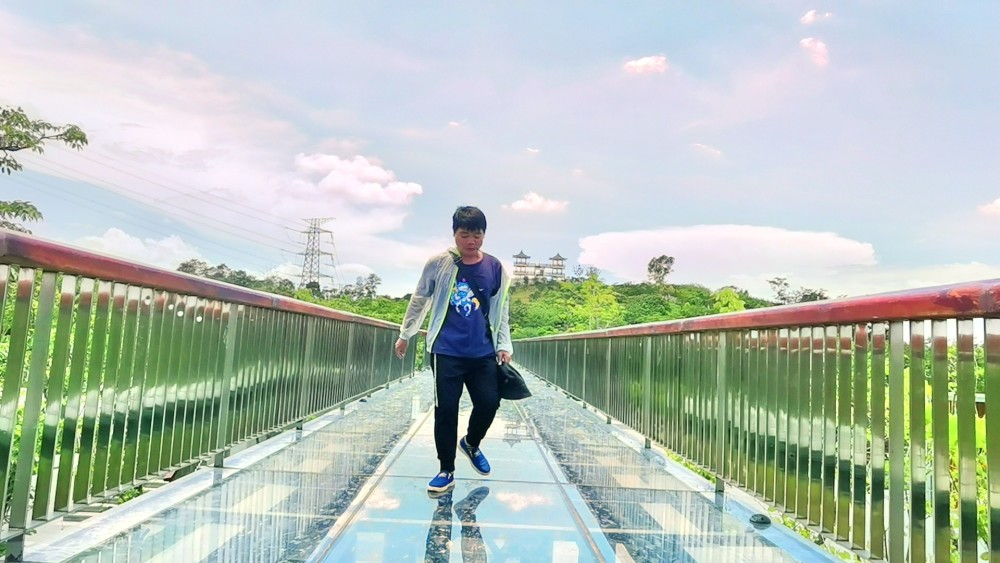深圳五指耙公园山顶上有一个凉亭风景线很好,走在玻璃