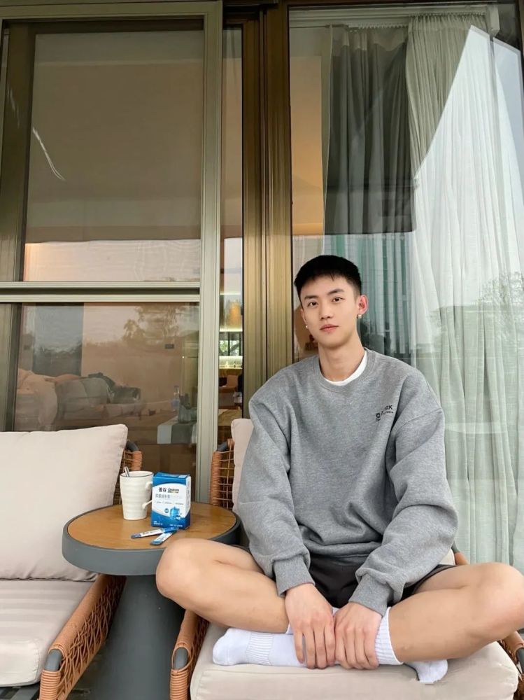 你说他是高中生,集清新与元气少年感为一体,单看外表,长相清秀帅气的