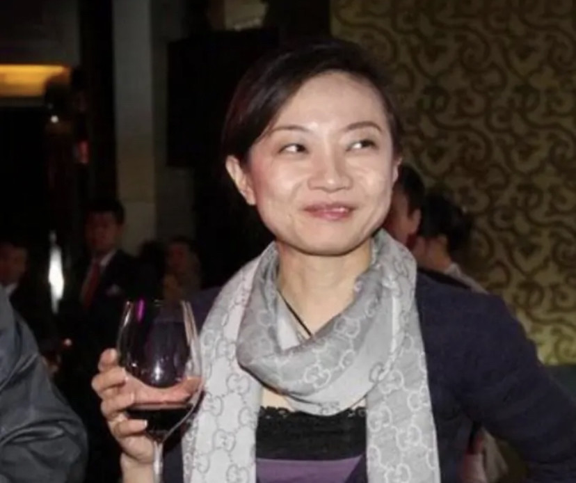 姜昆42岁女儿姜珊的照片曝出:看着是一模一样,简直是姜昆的翻版