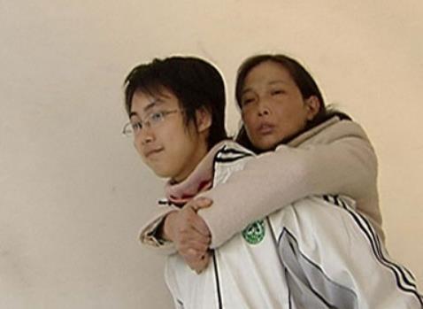 15年前,那个因背母上学感动众人的男孩,后变性为女人