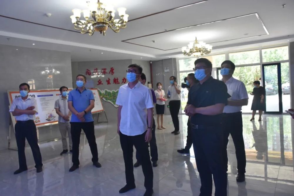 县委书记管志民到县电子商务发展中心调研