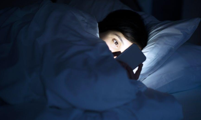 大连阳光肛肠医院:长期睡前玩手机的人,这4个"痛苦"或许会落你身上!