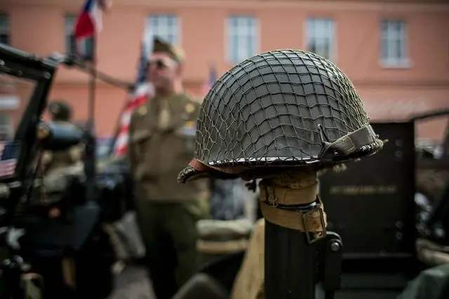 二战时为何美军钢盔上加了一层渔网至少救了20万美军