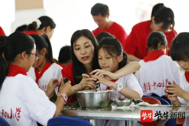 高温天气,留守儿童包粽子送爱心