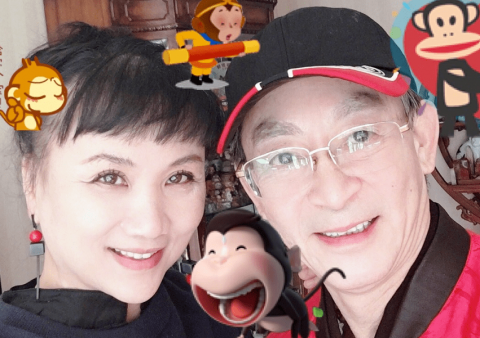 六小龄童与爱妻于虹庆结婚33周年 高颜值女儿出镜幸福