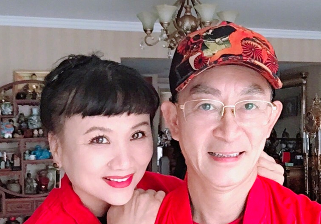 除了和老婆的照片,六小龄童还晒出一家三口的全家福,女儿章同童的脸被