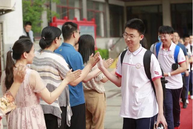 济南实验初中老师与学生击掌送行