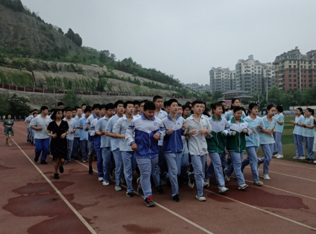 在历下区,山大辅仁学校学子在学校操场上跑完最后一圈,寓意"奔向未来"