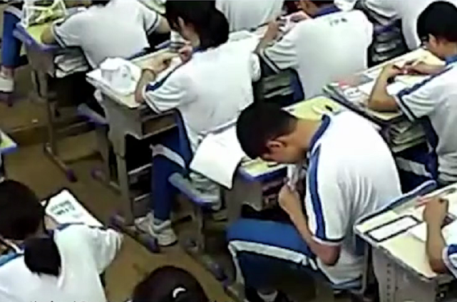 东方网·纵相新闻记者 陈丽娜 丁一涵 相信许多人都曾有过上课偷吃