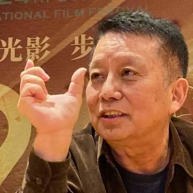 黄建新,无论作为导演,监制,编剧,还是制片人,过去十多年,他似乎与主