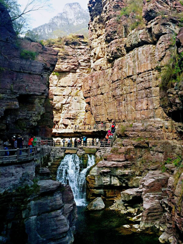 红石崖风景区位于河南遂平县嵖岈山乡西部,南临省级风景名胜区――