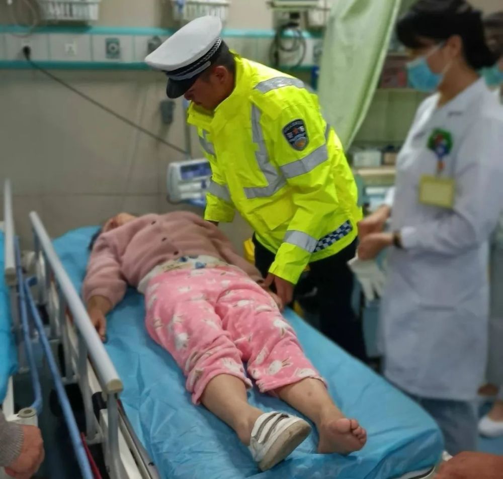 点赞!女子突发疾病昏迷 交警送医遇早高峰 路上车辆纷纷让行