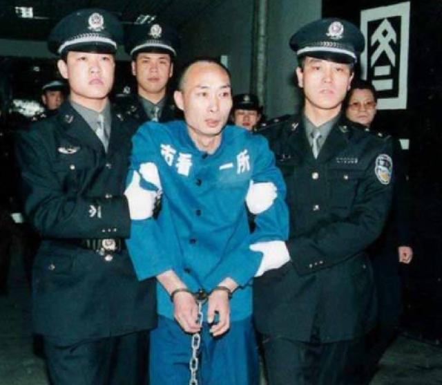 丧失了人性的悍匪:1小时杀146人,包括父母,被捕后:我