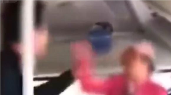 大妈公交车踩人不道歉还叫嚣:动我一下试试,男子上前