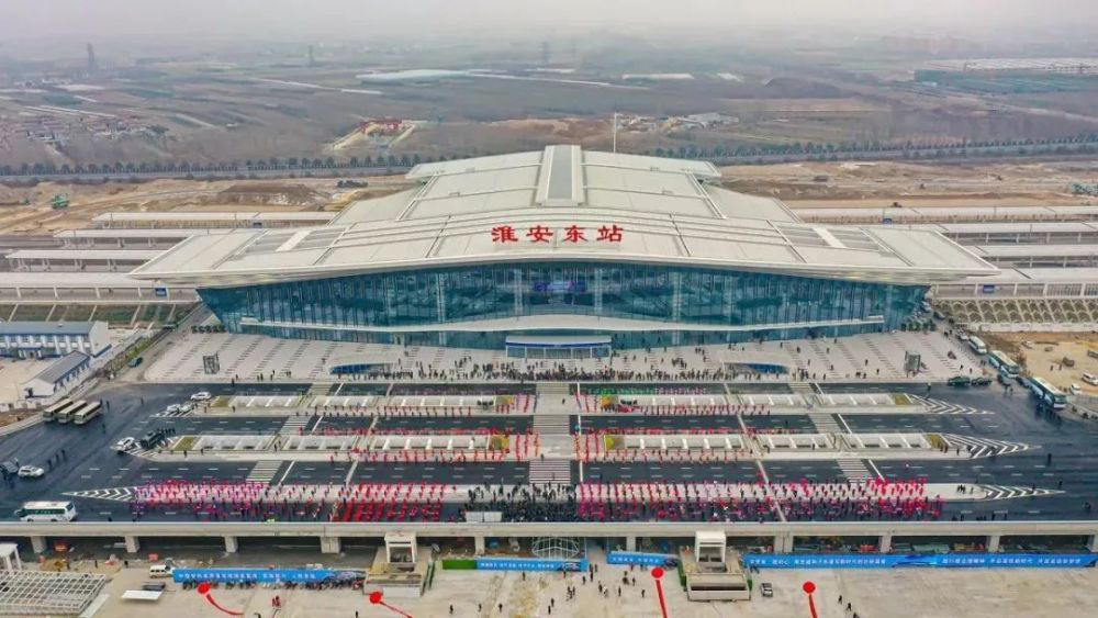 淮安东站站内暂停中转换乘过云松  摄另悉,上海虹桥站站内暂停中转