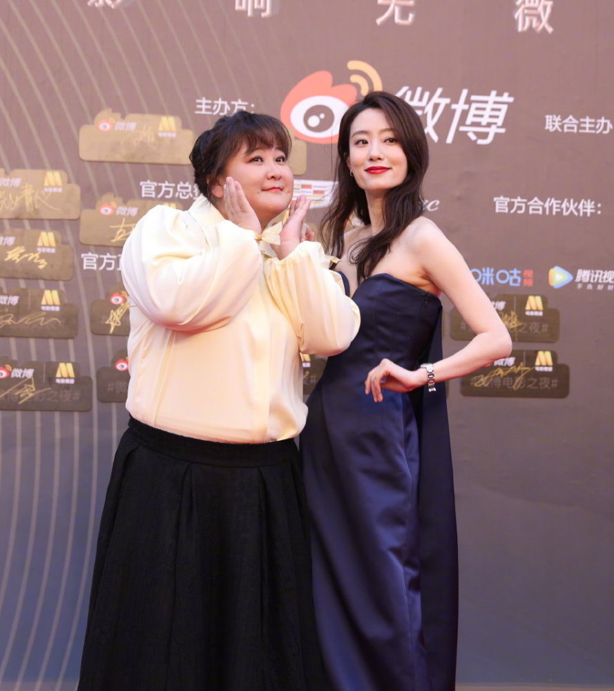贾玲张小斐红毯超可爱!贾玲捧脸甜笑,张小斐抹胸长裙女神范十足