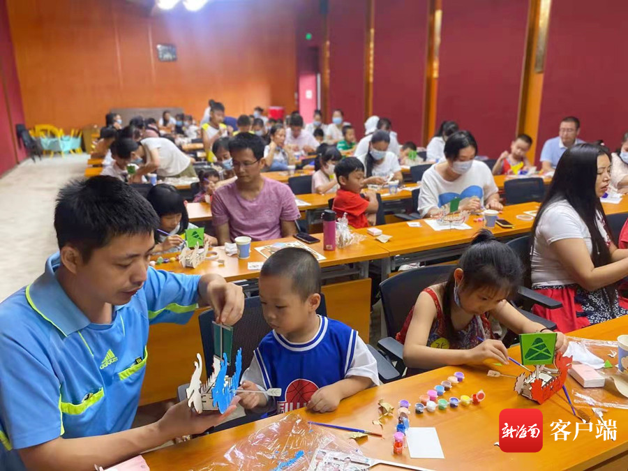 组图|海南省民族博物馆举办端午节亲子活动 邀请大家制作手工立体龙舟