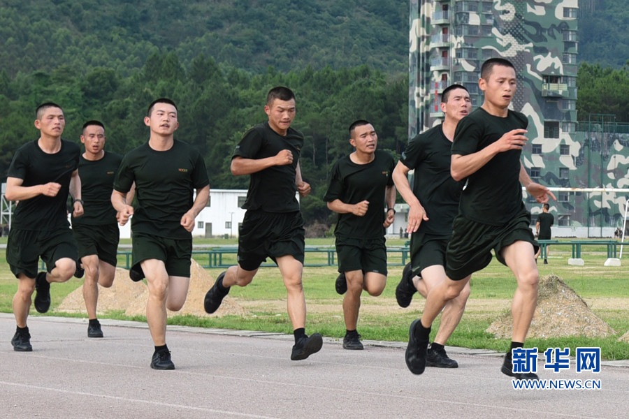 燃福建武警夏日火热练兵