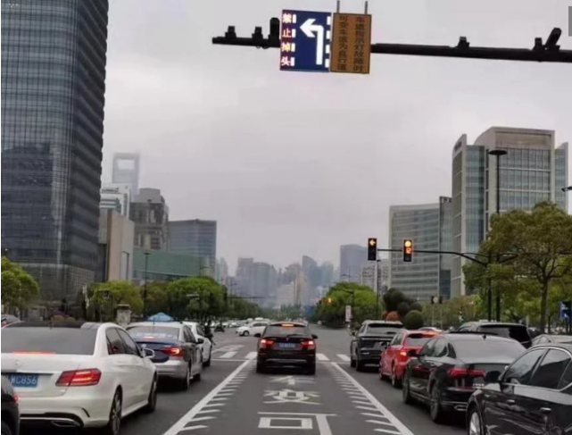 带"锯齿"的直行道要咋走?交警:不懂别瞎开,2本驾照都不够扣