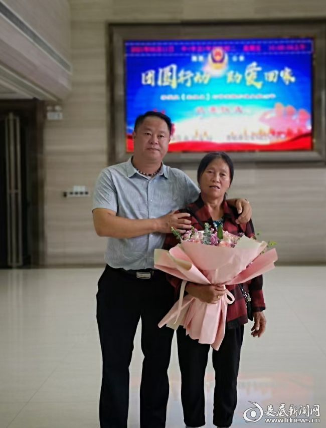 (图为李爱良与亲生母亲陈珍妹)