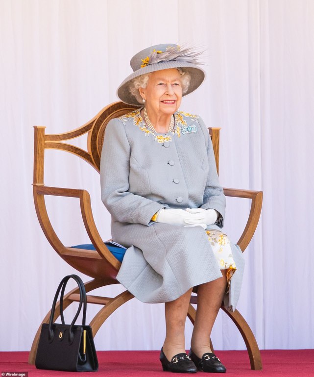 95岁英国女王亮相官方庆生典礼,罕见复制之前造型,宝石胸针戴出别致