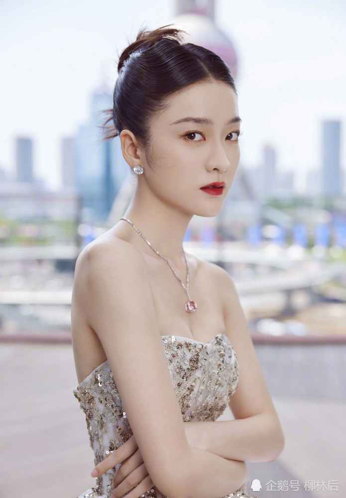 张雪迎白色晚礼服,被美丽围绕