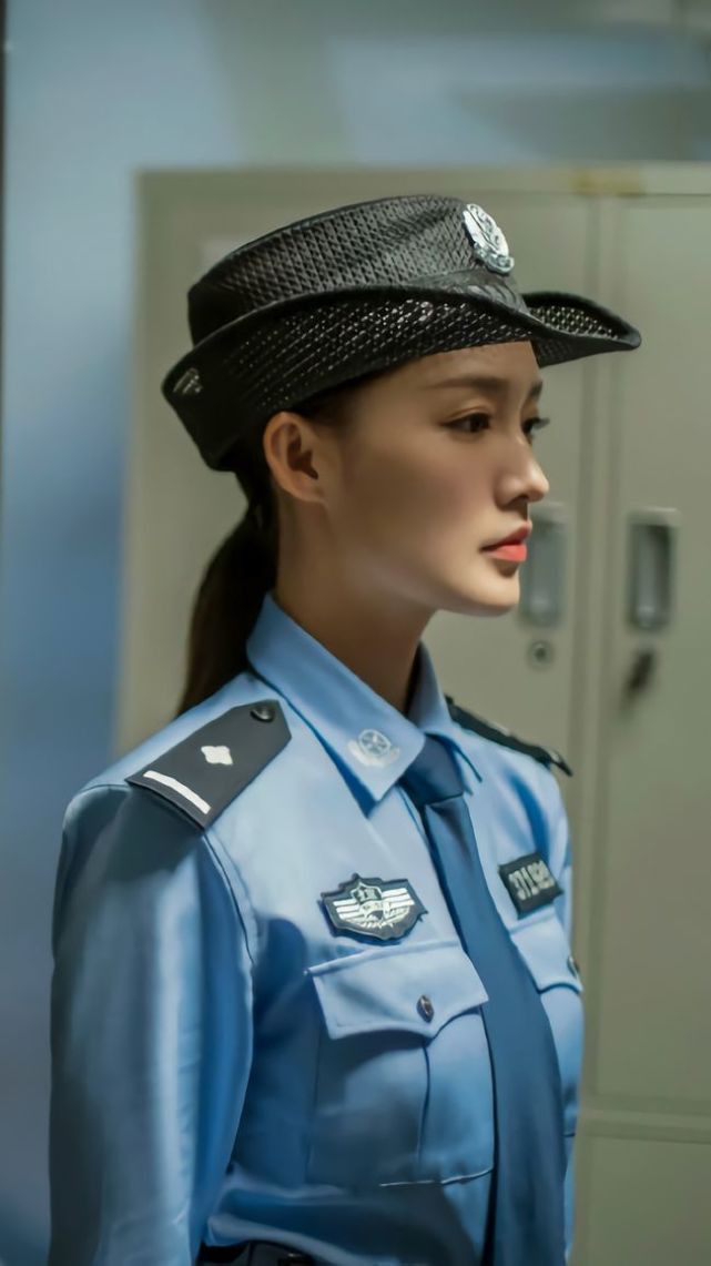 李沁制服诱惑大赏,从正义警服到硬核军装,性感酷飒太吸睛|李沁