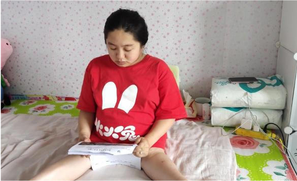 袖珍女执意生下畸形儿,这是母爱还是自私?网友:为孩子
