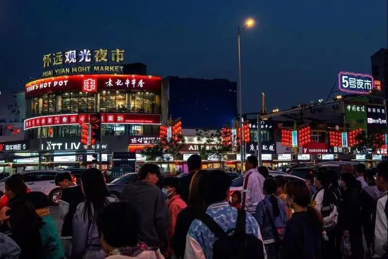 这里一年四季都挤满了人,在银川众多的夜市当中,怀远夜市因为市场