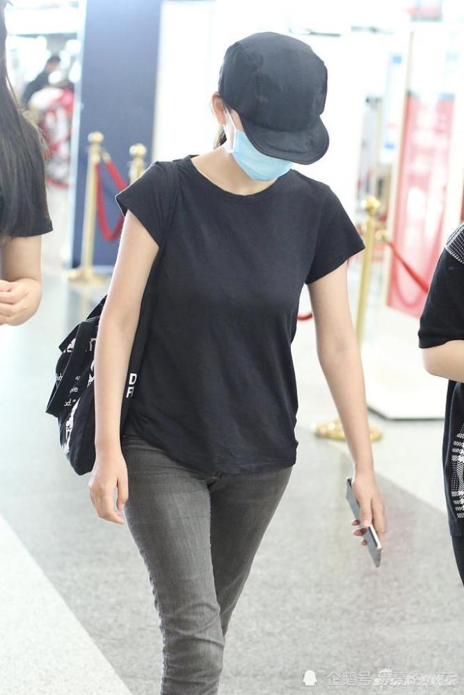 热依扎落选白玉兰视后惹网友意难平低调现身机场走路带风